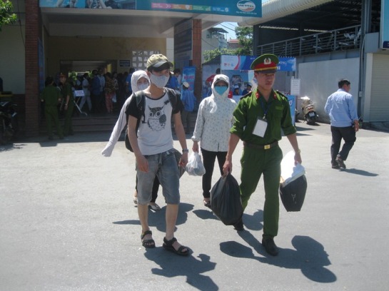 Đ&ocirc;̣i tình nguy&ecirc;̣n trường Đại học Cảnh sát đang khu&acirc;n đ&ocirc;̀ giúp đỡ cho phụ huynh và các sỹ tử