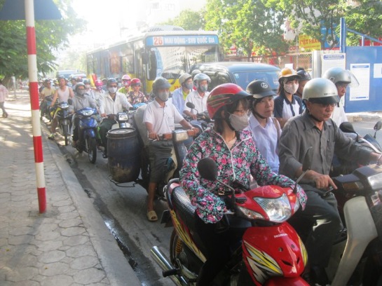Thời ti&ecirc;́t oi bức trong bu&ocirc;̉i sáng sớm