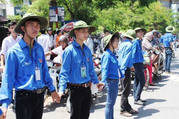 G&acirc;̀n v&ecirc;̀ giữa trưa, cái nắng càng th&ecirc;m gay gắt