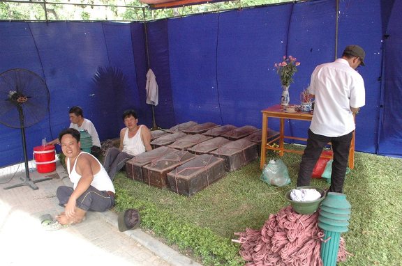 Hài cốt được tập kết tại chỗ