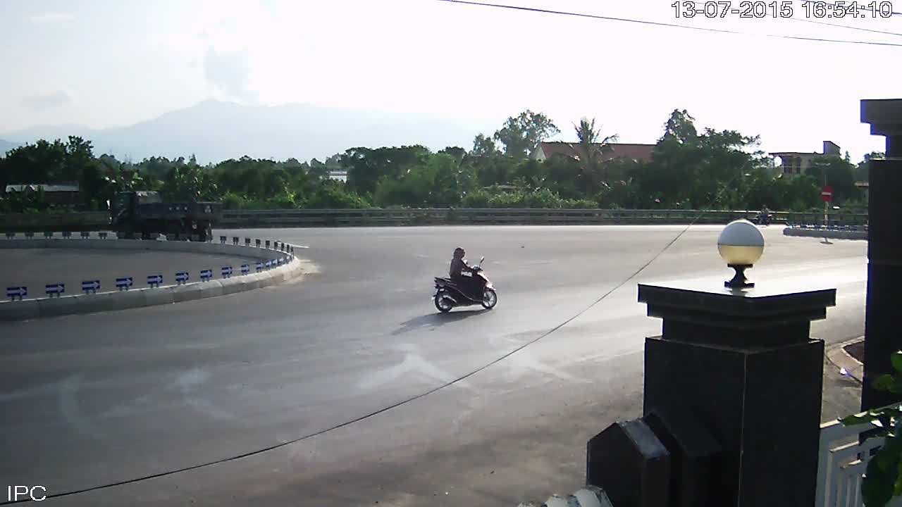 Sau khi chạy một v&ograve;ng b&ugrave;ng binh tưới h&oacute;a chất xuống đường, chiếc xe tải tẩu tho&aacute;t. Ảnh cắt từ clip do Tập đo&agrave;n Sơn Hải cung cấp.