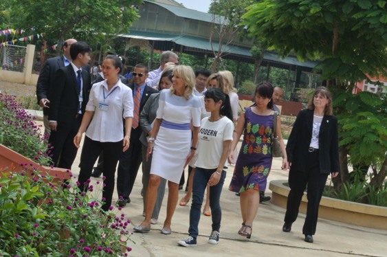 Phu nh&acirc;n Ph&oacute; Tổng thống thăm khu học tập