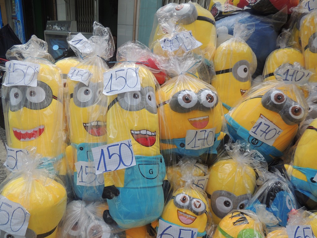 Th&uacute; nhồi b&ocirc;ng Minions được c&aacute;c cửa h&agrave;ng trưng ra mặt tiền để thu h&uacute;t kh&aacute;ch h&agrave;ng