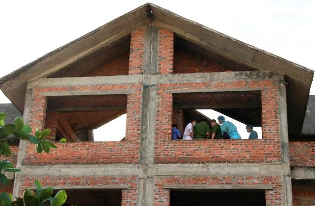 Lực lượng chức năng đang kh&aacute;m nghiệm hiện trường tr&ecirc;n tầng 3 của căn biệt thự bỏ hoang