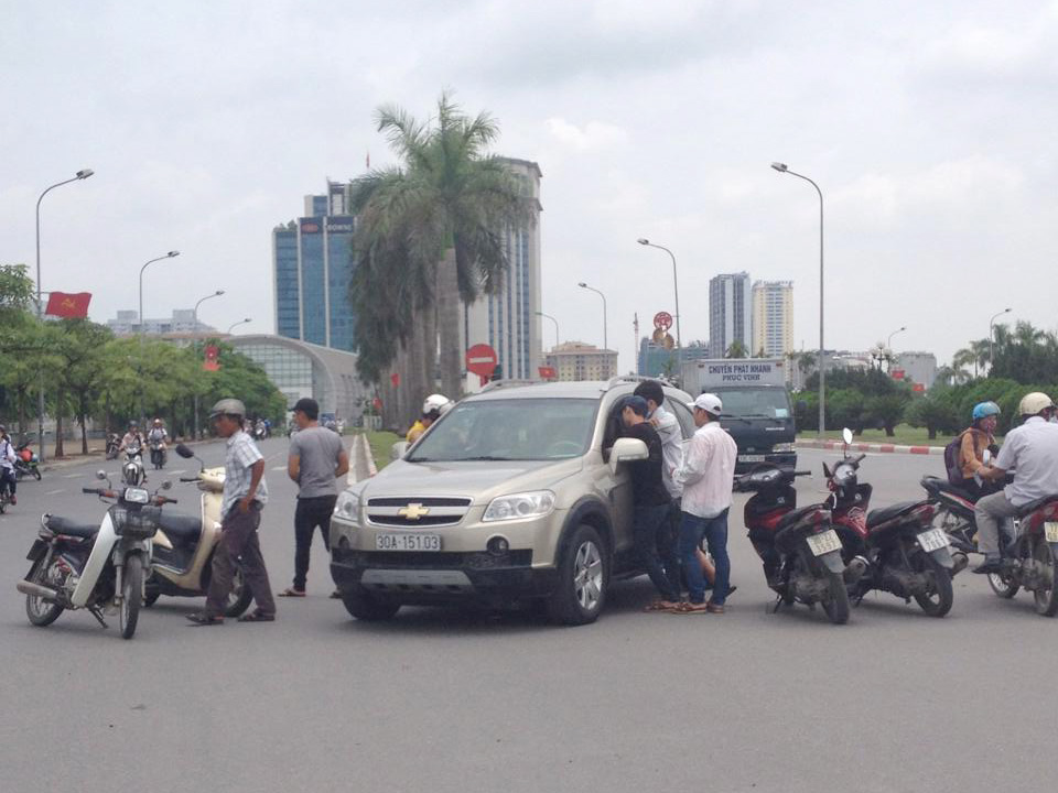 Trước cổng SVĐ Mỹ Đình rất đông phe vé có mặt tại đây