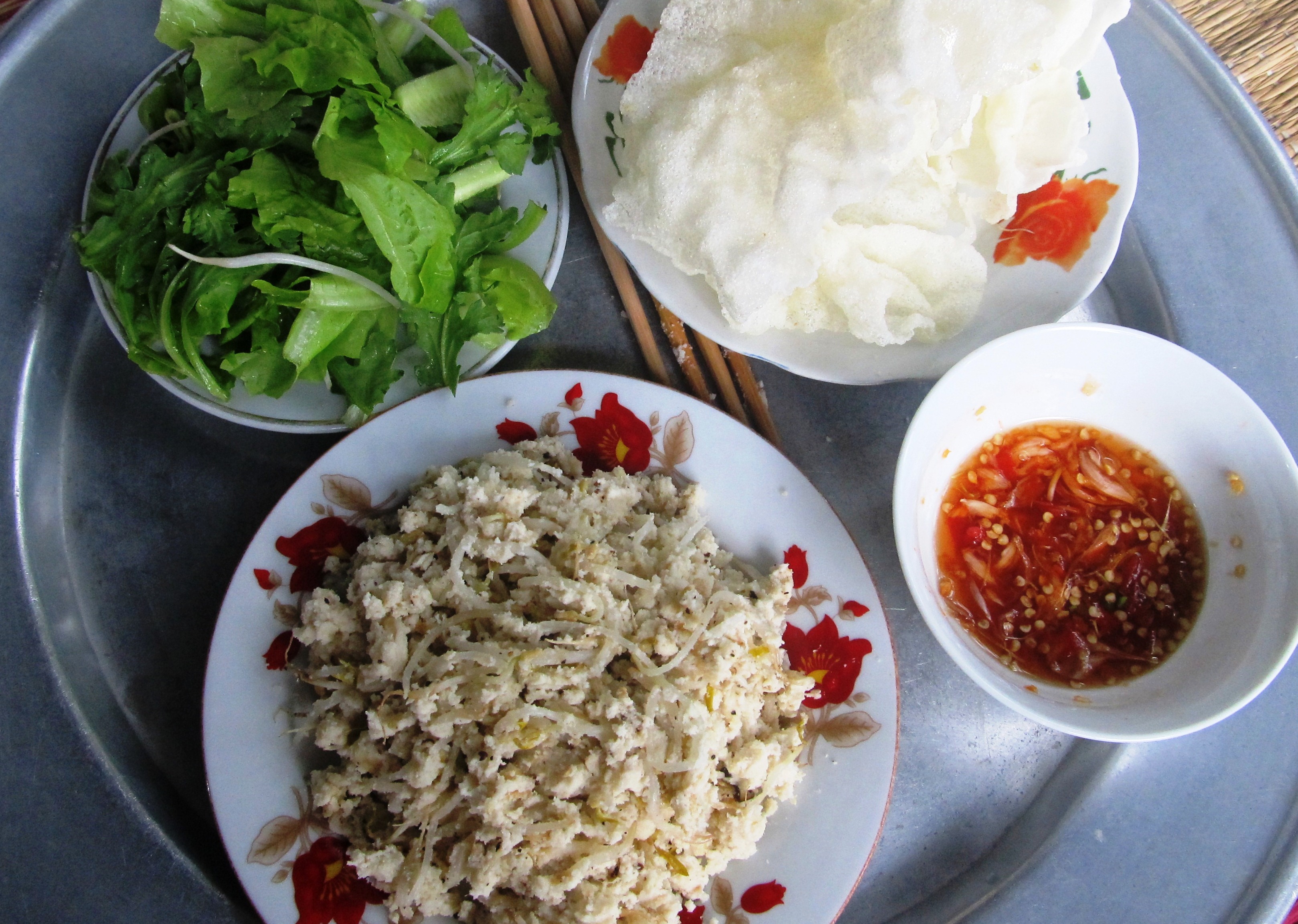 Xác đậu xào xúc với bánh tráng nướng là ngon đúng điệu