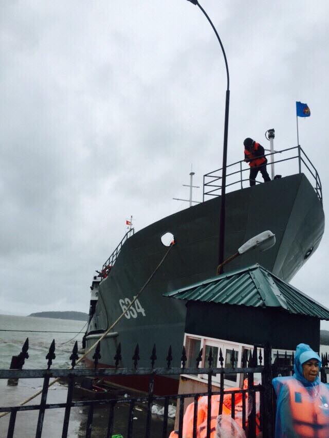 Chiếc t&agrave;u qu&acirc;n sự đầu ti&ecirc;n tới đảo