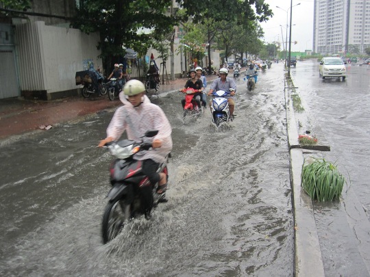 Đường Nguyễn Hữu Cảnh (quận B&igrave;nh Thạnh) lại tiếp tục bị ngập s&acirc;u sau cơn mưa rải r&aacute;c k&eacute;o d&agrave;i v&agrave;o buổi chiều. Ghi nhận tr&ecirc;n tuyến đường n&agrave;y đoạn gần cầu Nguyễn Hữu Cảnh thường xuy&ecirc;n bị ngập nước sau mưa khiến người d&acirc;n ngao ng&aacute;n mỗi lần lưu th&ocirc;ng qua đ&acirc;y
