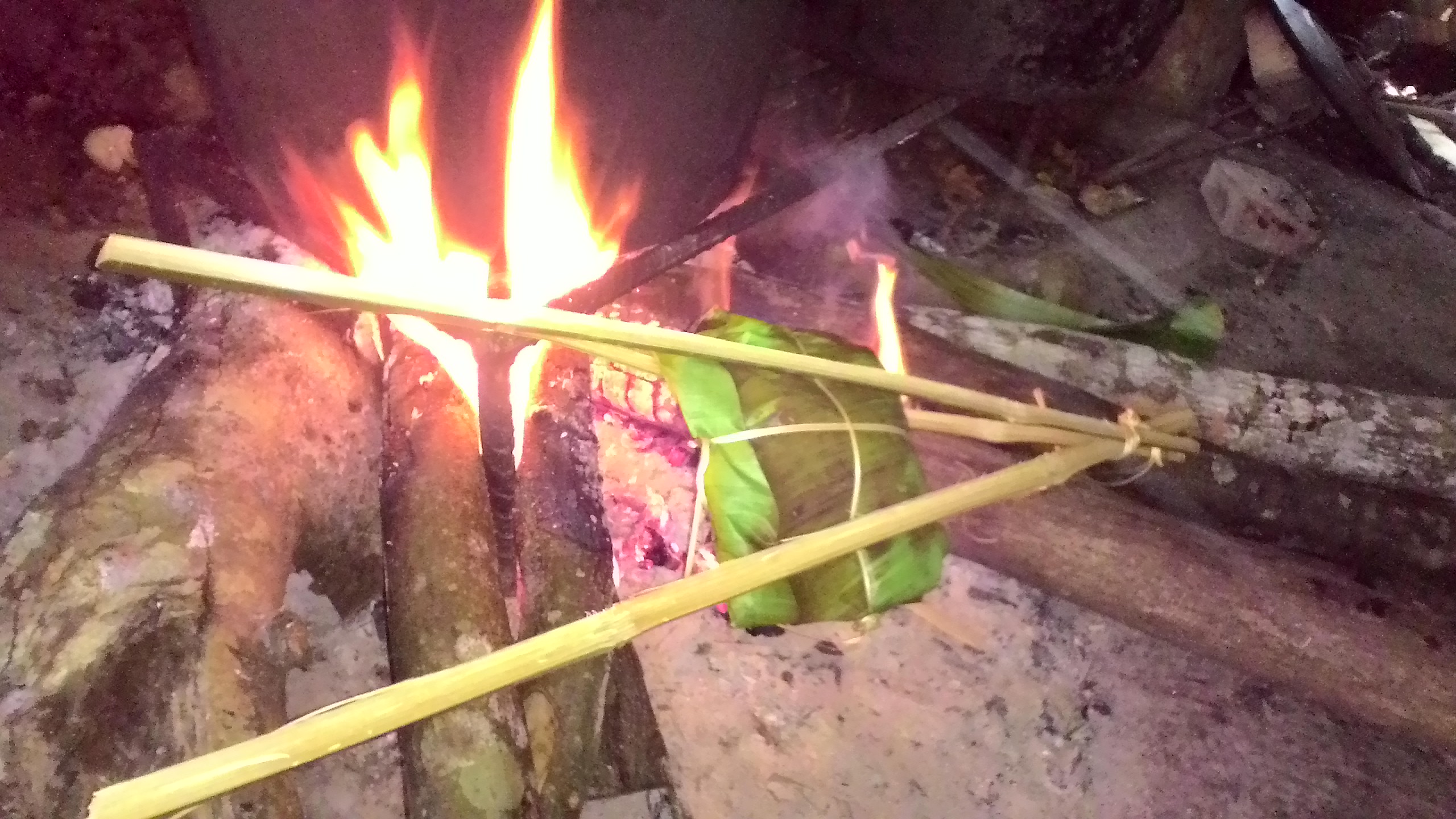 Gói thịt được nướng trên than hồng