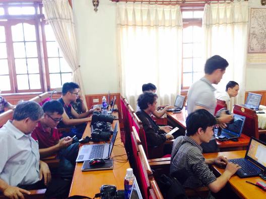 Ph&oacute;ng vi&ecirc;n t&aacute;c nghiệp tại buổi họp b&aacute;o