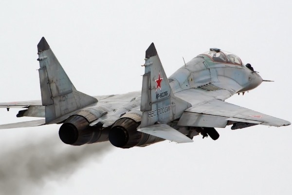 Su-27 (trên) và MiG-29 của Nga. Ảnh: DefenseTech