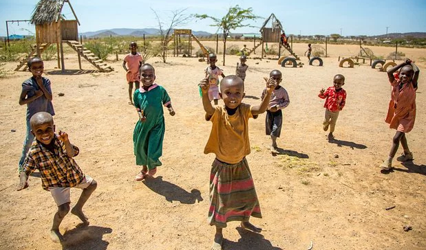 Ng&ocirc;i l&agrave;ng to&agrave;n phụ nữ v&agrave; trẻ em. Ảnh: HowAfrica