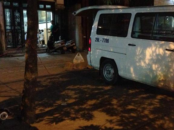 Xe cứu thương đến đưa thi thể nạn nhân đi