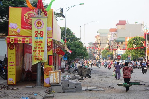 Phớt lệnh cấm, quầy bánh trung thu ngang nhiên chiếm vỉa hè