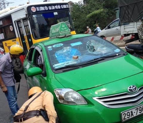 Đánh tài xế, đập vỡ kính xe taxi Mai Linh tông CSGT bỏ chạy