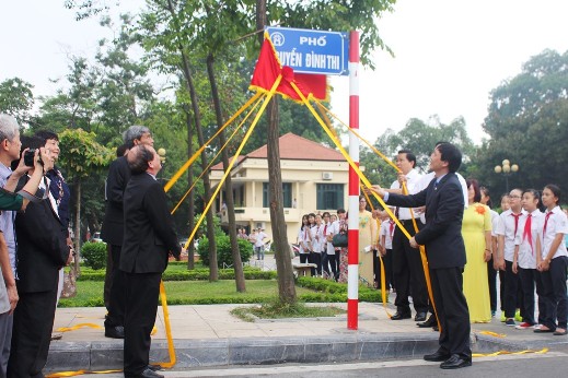 Đại di&ecirc;̣n UBND TP, UBND quận T&acirc;y Hồ, Hội nhạc sĩ, Hội Li&ecirc;n hiệp Văn học nghệ thuật Việt Nam, đại di&ecirc;̣n gia đình nhà thơ, văn Nguy&ecirc;̃n Đình Thi cùng dự l&ecirc;̃ gắn biển