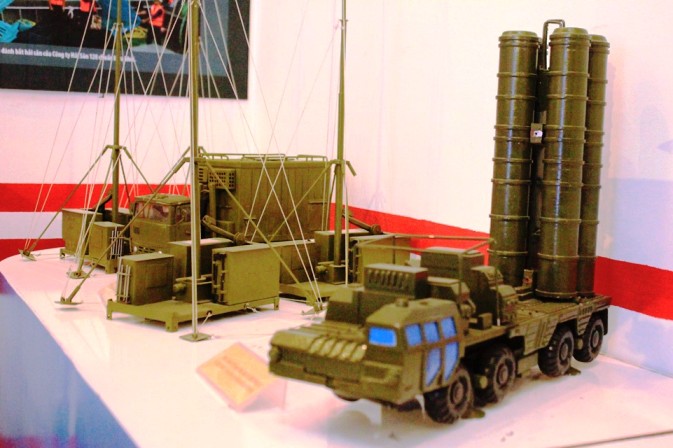 Tổ hợp t&ecirc;n lửa lửa ph&ograve;ng kh&ocirc;ng S-300 PMU1 do Nga sản xu&acirc;́t, m&ocirc;̣t trong những t&ecirc;n lửa chủ lực của lực lượng Qu&acirc;n đ&ocirc;̣i nh&acirc;n d&acirc;n Vi&ecirc;̣t Nam