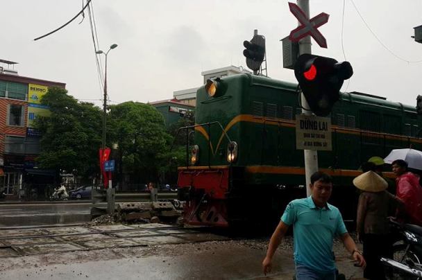 Tại ngõ 148, nơi xảy ra vụ tai nạn có bi&ecirc;̉n và đèn cảnh báo khi tàu hỏa đang đ&ecirc;́n g&acirc;̀n