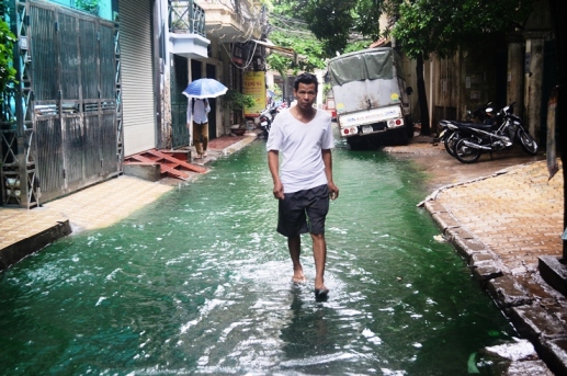 Hà Nội: Lo lắng thấy nước màu xanh bất thường