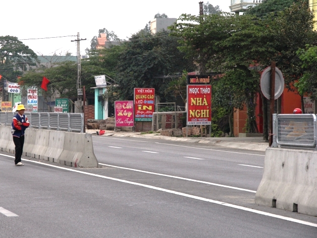 Người d&acirc;n th&aacute;o dỡ dải ph&acirc;n c&aacute;ch mở lối đi ri&ecirc;ng v&agrave; chế m&acirc;m nh&ocirc;m l&agrave;m biển b&aacute;o tr&ecirc;n Quốc lộ 1A qua Thanh H&oacute;a