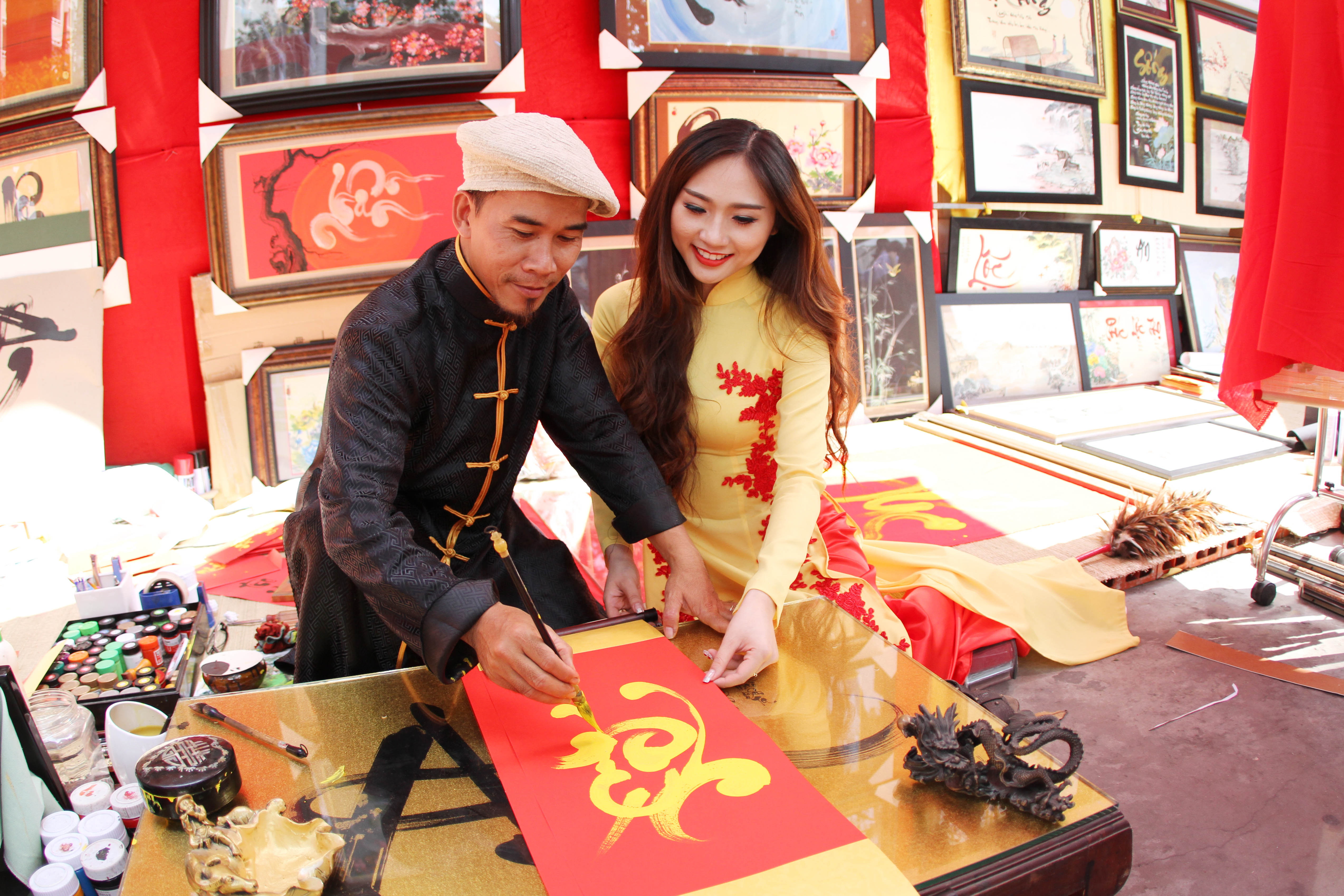C&aacute;c thiếu nữ S&agrave;i G&ograve;n xinh tươi dạo phố &ocirc;ng Đồ