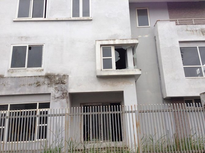 Tường nh&agrave; đ&atilde; ố mốc, xuống cấp nghi&ecirc;m trọng, b&ecirc;n trong cỏ mọc l&uacute;t đầu