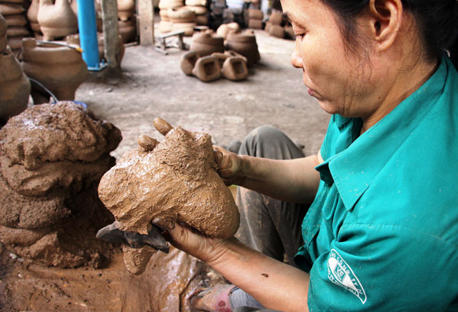 C&aacute;c nghệ nh&acirc;n d&ugrave;ng s&aacute;p v&agrave; đất s&eacute;t để tạo khu&ocirc;n cho c&aacute;c sản phẩm