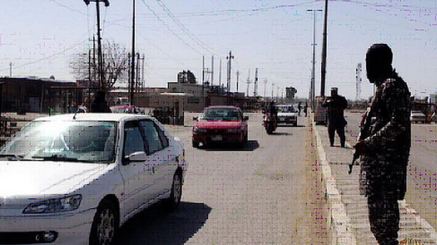 Các tay súng IS canh gác tại Tikrit ngày 2-3. Ảnh: BBC