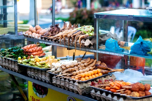 Thế giới đồ ăn vặt bên bến Ninh Kiều