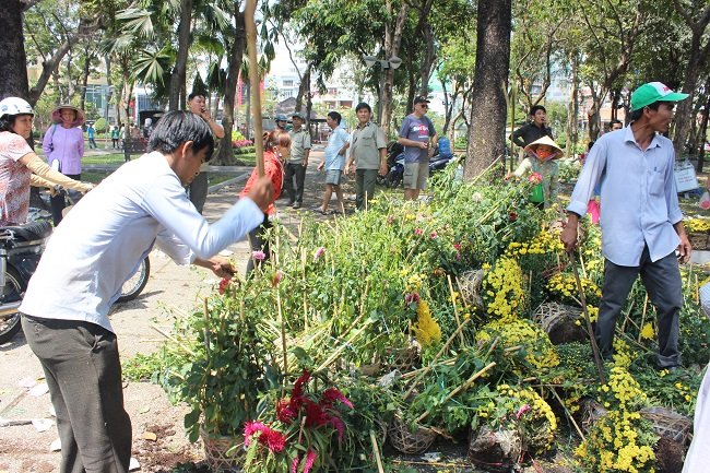 Tức giận v&igrave; kh&ocirc;ng b&aacute;n được, kh&ocirc;ng để người kh&aacute;c c&oacute; cơ hội h&ocirc;i của, chủ b&aacute;n hoa đ&atilde; đập n&aacute;t từng giỏ