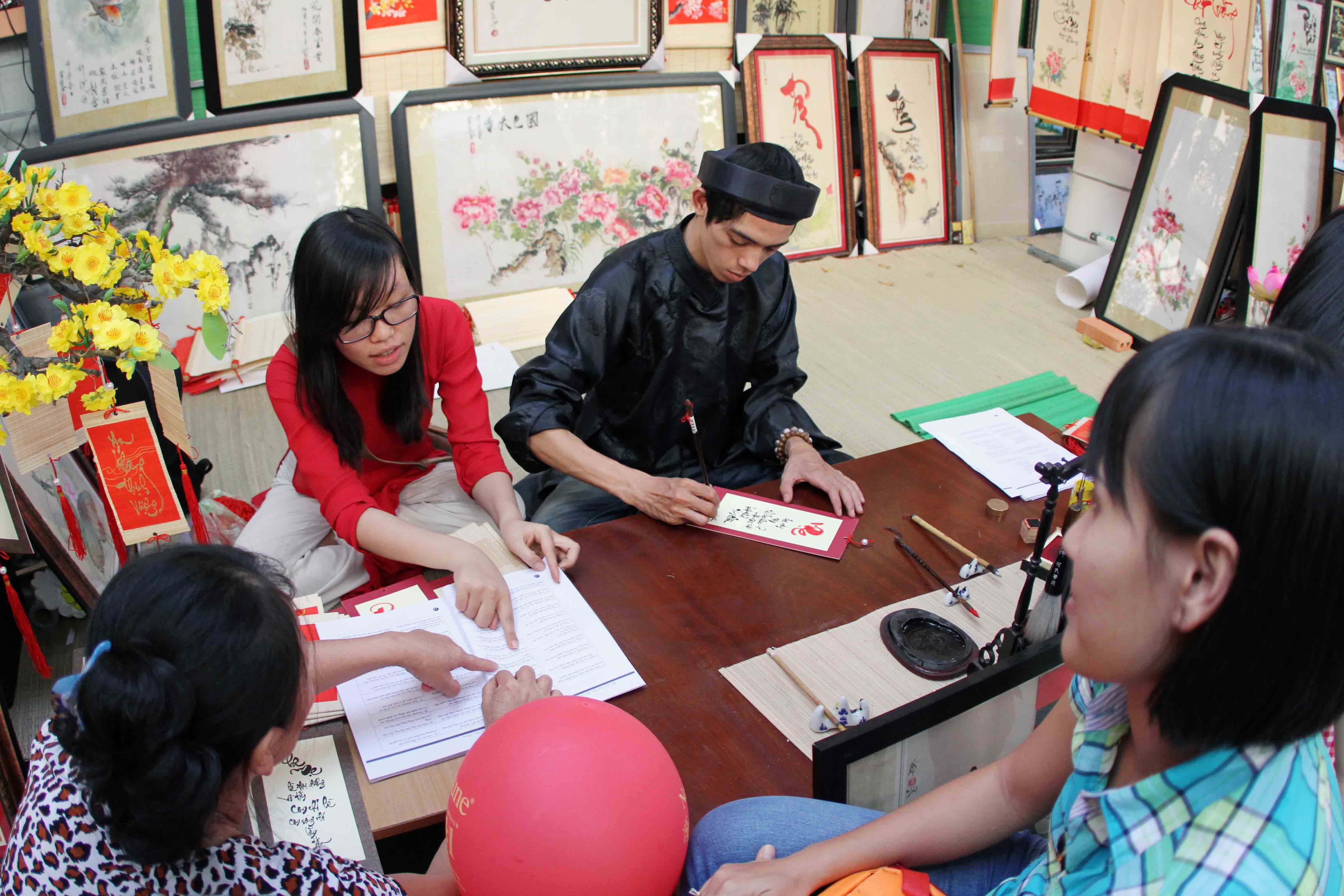 Rộn r&agrave;ng tham quan, xin chữ tại phố &ocirc;ng đồ