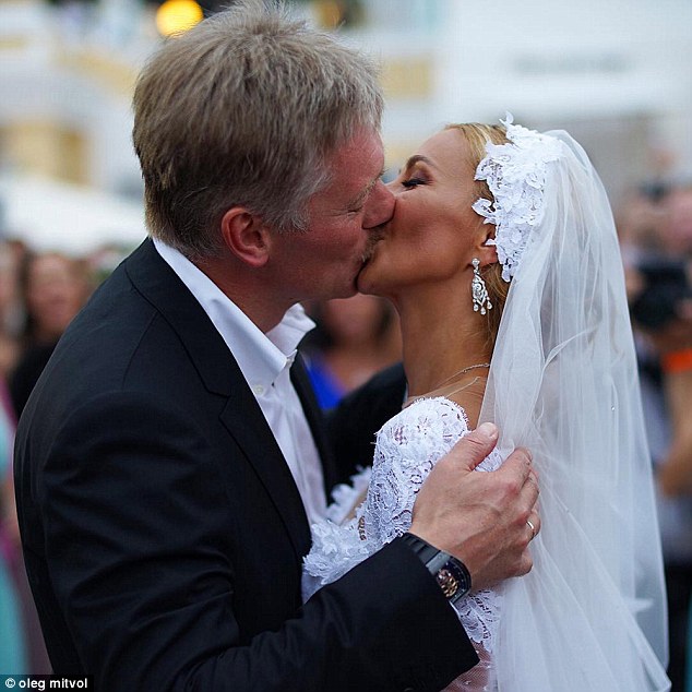 &Ocirc;ng Peskov v&agrave; b&agrave; Navka h&ocirc;n nhau sau khi th&agrave;nh vợ chồng. Ảnh: Instagram