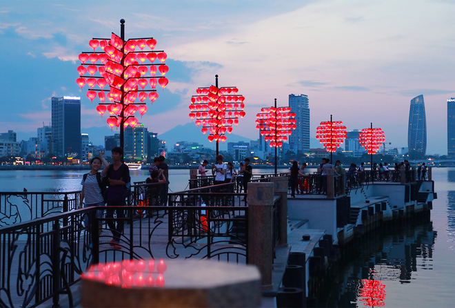 C&ocirc;ng tr&igrave;nh n&agrave;y lấy &yacute; tưởng từ những cầu kh&oacute;a t&igrave;nh y&ecirc;u nổi tiếng như Pont des Arts (Ph&aacute;p), Hohenzollern (Đức), Milvio (Italy)...