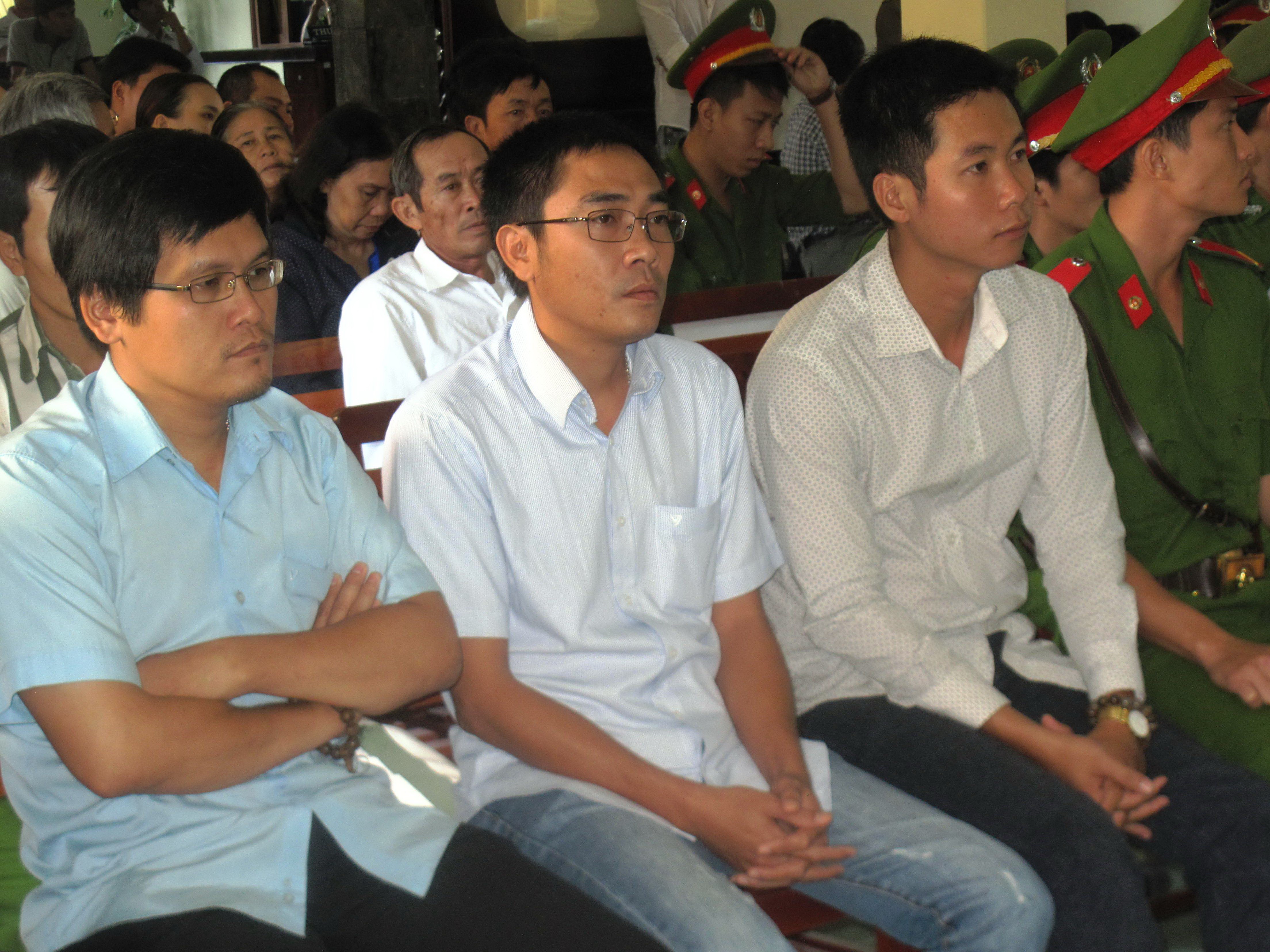 3 bị c&aacute;o Quang, Mẫn, Huy (từ tr&aacute;i sang) được chị T&acirc;m viết giấy b&atilde;i nại