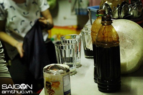 Ly kỳ quán cà phê bọt được phụ nữ mê mẩn ở chợ Vinh