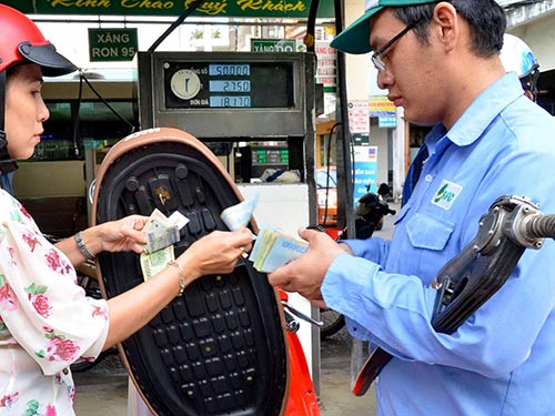 Hiện giá mỗi lít xăng RON 92 cõng gần 9.000 đồng thuế, phí Ảnh: TẤN THẠNH