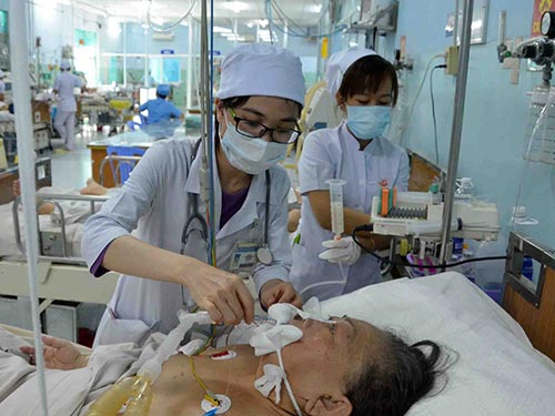 Chăm sóc bệnh nhân tại Khoa Hồi sức tích cực - chống độc Bệnh viện Trưng Vương (TP HCM) Ảnh: TẤN THẠNH