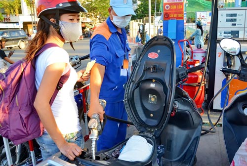 Kh&aacute;ch h&agrave;ng đổ xăng tại một cửa h&agrave;ng kinh doanh xăng dầu tại TP HCM Ảnh: TẤN THẠNH