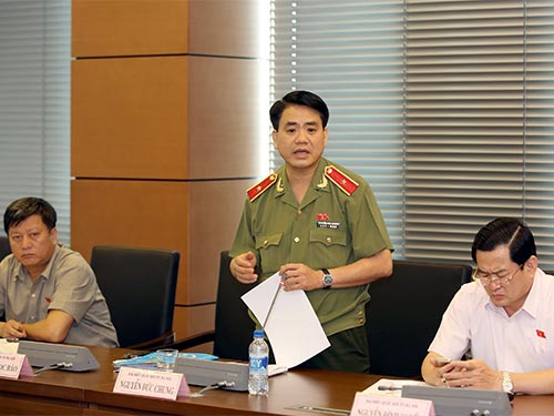 Đại biểu Nguyễn Đức Chung cho rằng một số điều trong dự án Luật Tạm giữ, Tạm giam khó áp dụng vào thực tiễn trong tình trạng nhà giam quá tải hiện nayẢnh: LONG THẮNG