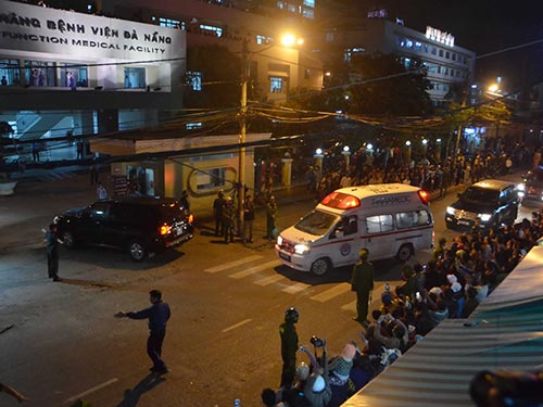 Xe cứu thương đưa ông Nguyễn Bá Thanh từ sân bay về Bệnh viện Đà Nẵng tối 9-1. Lúc này, báo chí chỉ được đứng từ xa để quay phim, chụp ảnhẢnh: BÍCH VÂN