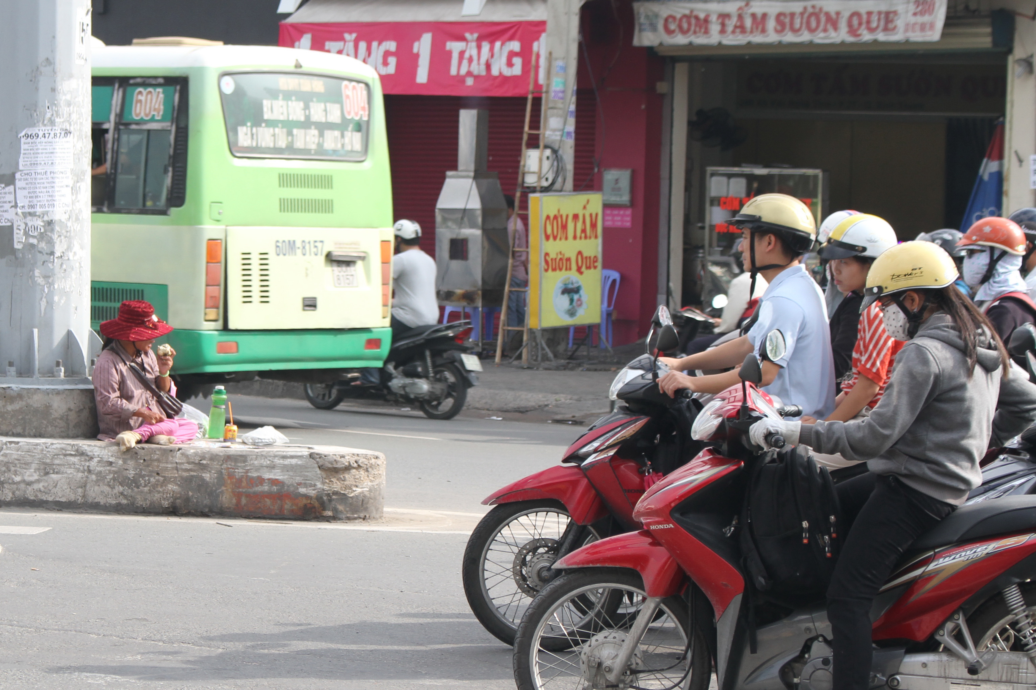 Dạo gần đ&acirc;y người phụ nữ n&agrave;y mỗi s&aacute;ng vẫn ngồi tại ng&atilde; tư h&agrave;ng xanh để xin ăn