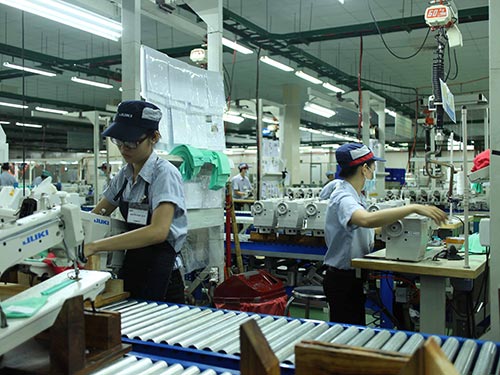 Mức thưởng Tết b&igrave;nh qu&acirc;n của DN FDI ở TP HCM l&agrave; 5,5 triệu đồng/người. Trong ảnh: Sản xuất tại C&ocirc;ng ty Juki - KCX T&acirc;n Thuận, 100% vốn Nhật Bản Ảnh: HỒNG Đ&Agrave;O