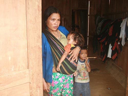 Ch&aacute;u Hồ Thị Đẩy mắc chứng đau cổ họng nhưng gia đ&igrave;nh chỉ mua tr&acirc;u về c&uacute;ng, kh&ocirc;ng cho mang đi chữa bệnh