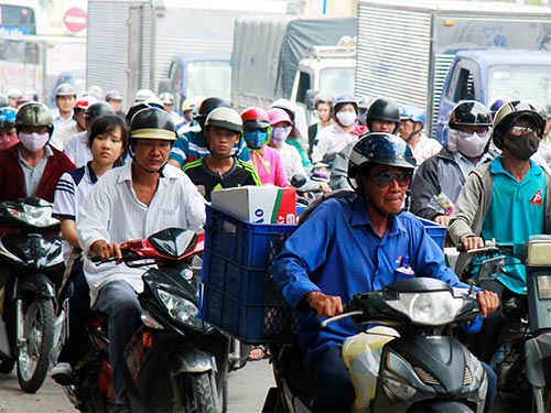 Kẹt xe là một trong những yếu tó làm giảm chất lượng sống ở Việt Nam Ảnh: HOÀNG TRIỀU