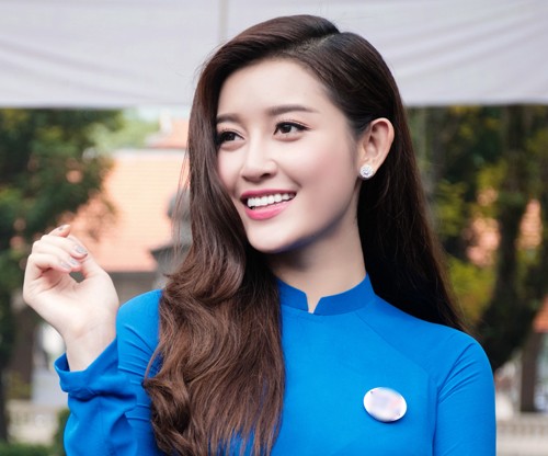 Huyền My dịu dàng trong áo dài