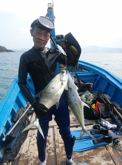 Sướng gì bằng nửa đêm săn cá dưới đáy biển