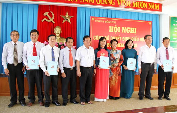 Các đồng chí trong Ban thường vụ Tỉnh ủy chụp hình lưu niệm với các đồng chí cán bộ được nhận quyết định điều động