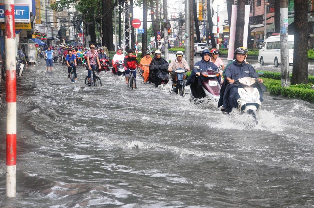 Nước ngập trên đường Châu Văn Liêm (quận 5, TP HCM) khiến các phương tiện
lưu thông khó khăn Ảnh: HẢI ÂU