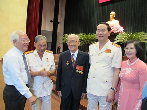 Đại tướng Tr&acirc;̀n Đại Quang và lãnh đạo TP HCM chúc sức khỏe đại tá Thái Doãn M&acirc;̃n (giữa)