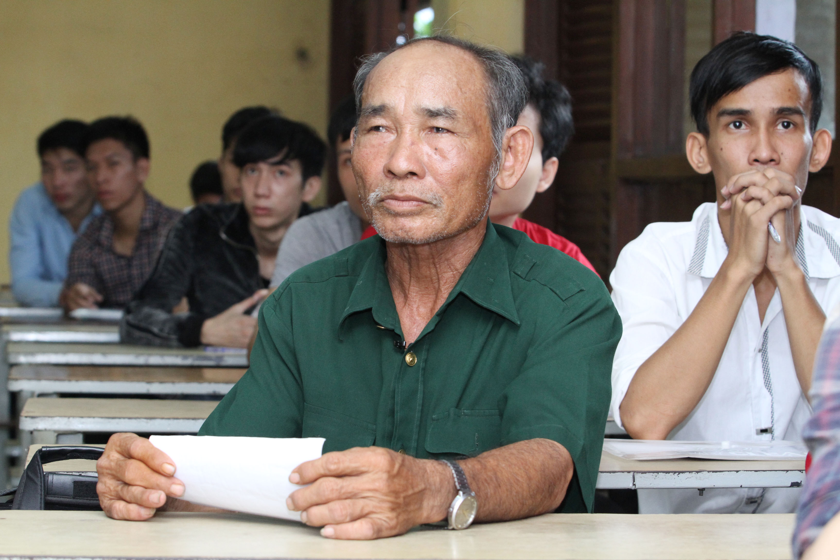 Vượt hơn 100 km từ Vũng T&agrave;u l&ecirc;n TP HCM, s&aacute;ng nay 30-6, &ocirc;ng L&ecirc; Tuấn Anh đ&atilde; c&oacute; mặt tại cụm thi Trường ĐH Sư phạm Kỹ thuật TP HCM l&agrave;m thủ tục dự thi&nbsp;
